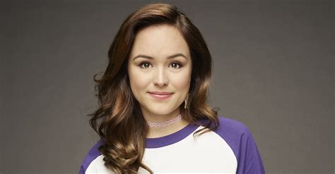 The Goldbergs’ Hayley Orrantia Stuns In Super Glam。